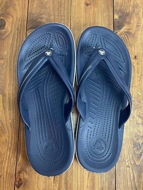 Crocs foam flip flop sandals Mens size 7, Womens size 9 navy blue